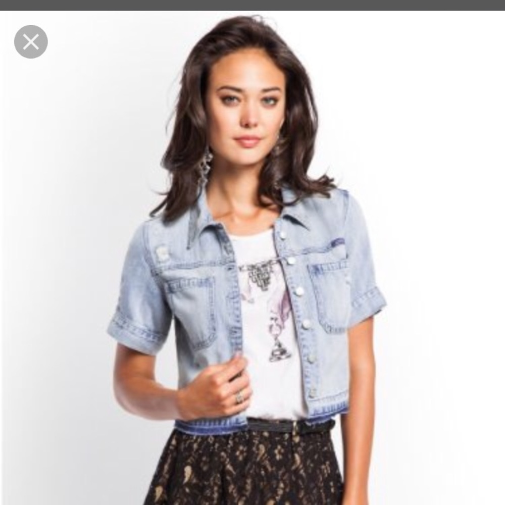 GUESS short sleeve denim jacket. Size S